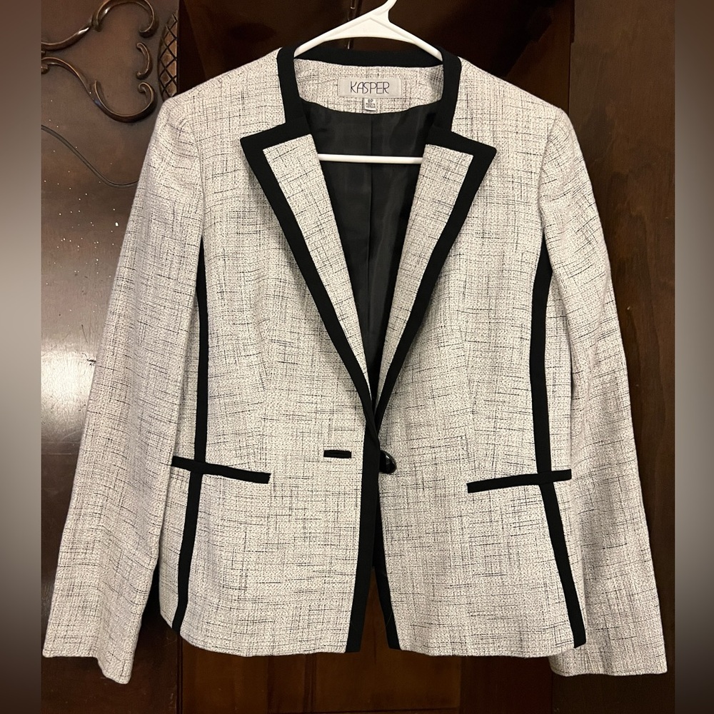 Kasper tweed blazer, size 8P fits like a Small